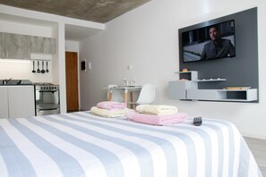Estudio estándar, 1 cama matrimonial, para no fumadores, balcón | Decoración personalizada, muebles diferentes y cortinas blackout 