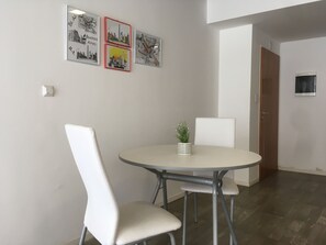 Standard Studio, 1 Double Bed, Non Smoking, Balcony | In-room dining - Modern Studios in Palermo (Buenos Aires)