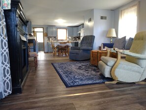 Smart-TV, peis, DVD-spiller og bøker