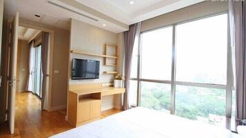 1 bedroom, in-room safe, internet