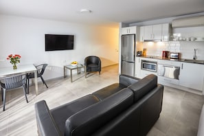 Flat-screen TV - East Maitland Executive Apartments (East Maitland)