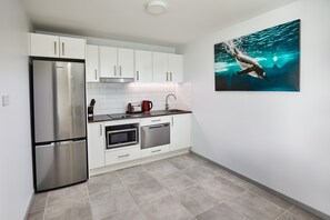 Fridge, microwave, coffee/tea maker, electric kettle - East Maitland Executive Apartments (East Maitland)