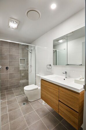 Shower, free toiletries, hair dryer, towels - East Maitland Executive Apartments (East Maitland)