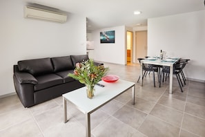 Flat-screen TV - East Maitland Executive Apartments (East Maitland)
