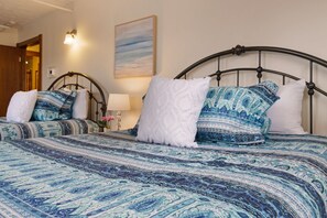 2 bedrooms, iron/ironing board, free WiFi, bed sheets - Walk to Beach + Downtown, Sleeps 6, Private Entry, Parking, Grill-  #1 (Traverse City)