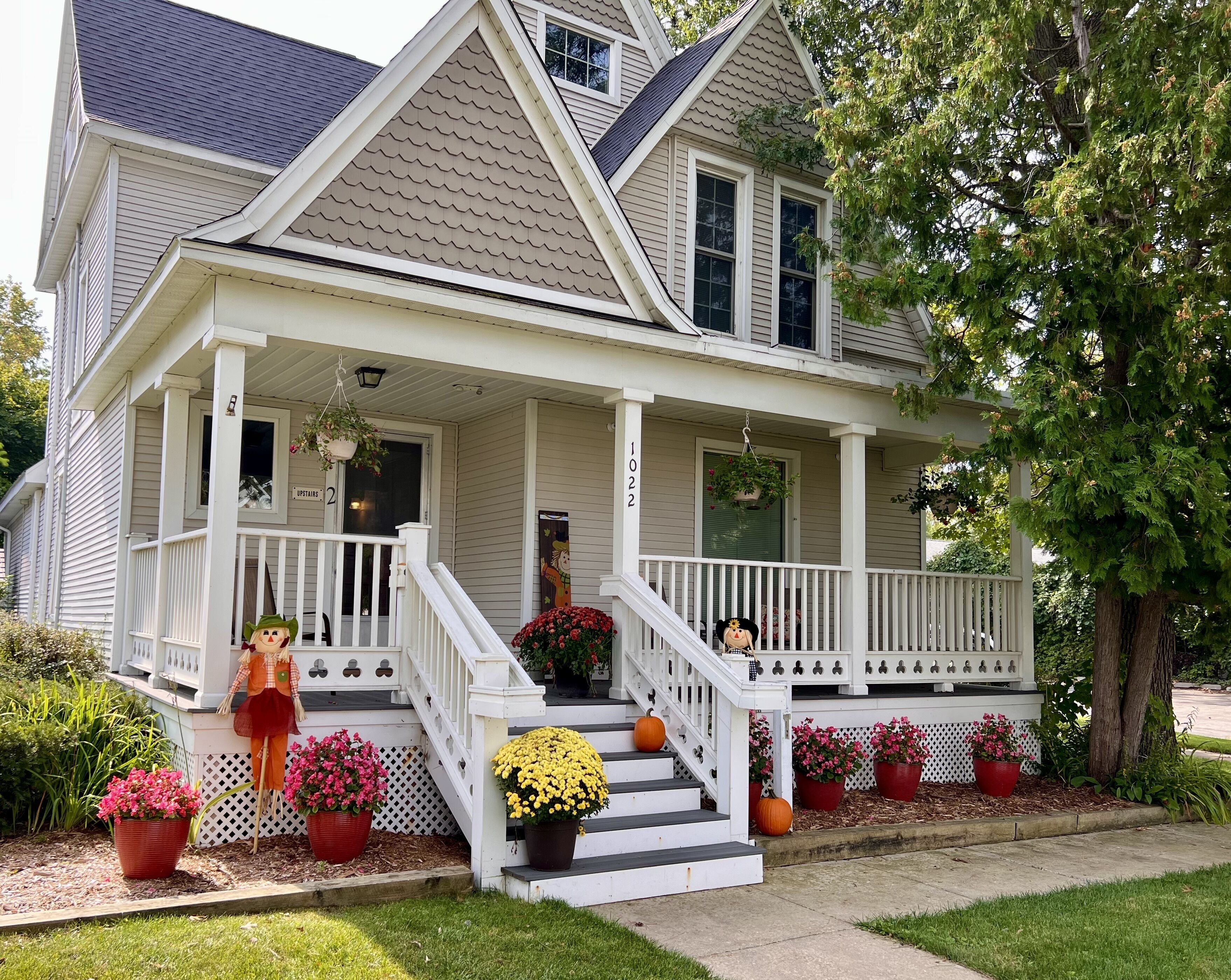 Traverse City Front St.- Victorian home - close to beach and downtown  
