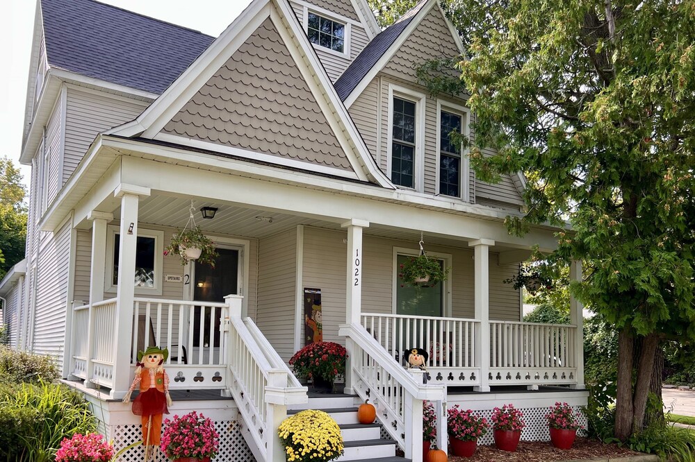 Traverse City Front St.- Victorian home - close to beach and downtown