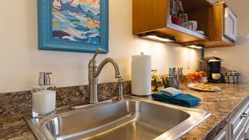 Réfrigérateur, micro-ondes, cafetière/bouilloire, grille-pain