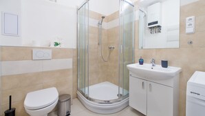 A modern bathroom with a glass-enclosed shower, a toilet, a sink, and a mirror. - Black and White , Wifi and Parking free (Praha 3)