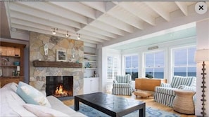 Smart TV, chimenea, videojuegos, reproductor de DVD
