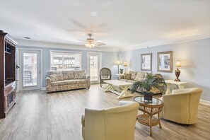 Téléviseur, lecteur de DVD, table de baby-foot