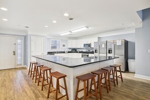 冷蔵庫、電子レンジ、オーブン、コンロ