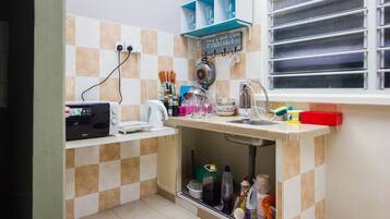 Réfrigérateur, micro-ondes, plaque de cuisson, bouilloire électrique