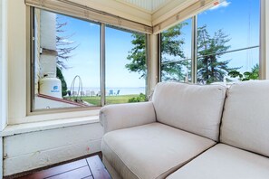 Smart TV, caminetto, tavolo da calcetto