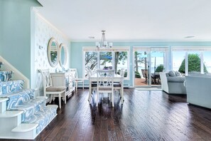 Smart TV, fireplace, foosball - Best Beach House “Sweet Spot” on Sylvan Beach (Sylvan Beach)