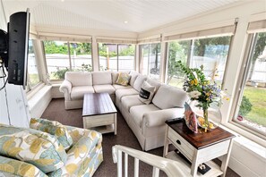 Smart TV, fireplace, foosball - Best Beach House “Sweet Spot” on Sylvan Beach (Sylvan Beach)