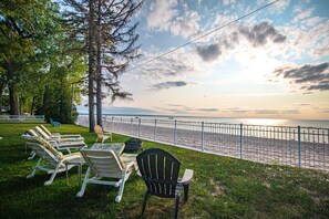 Property grounds - Best Beach House “Sweet Spot” on Sylvan Beach (Sylvan Beach)
