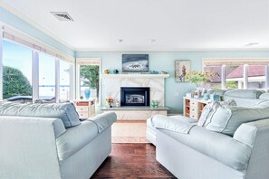 Smart TV, caminetto, tavolo da calcetto