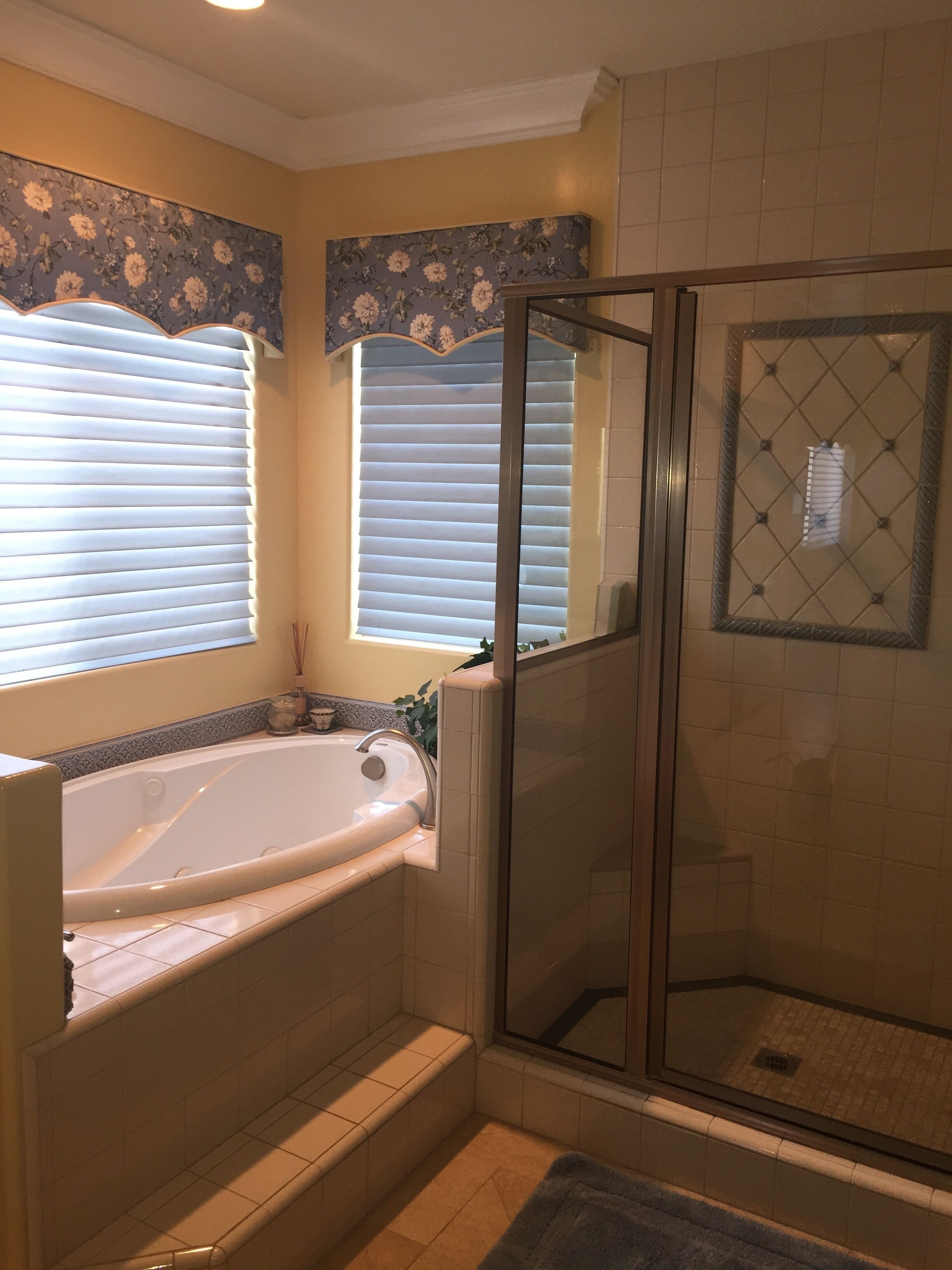 Combined shower/tub, jetted tub, hair dryer, towels