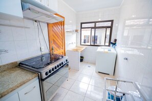 Geladeira, micro-ondas, fogão, cooktop