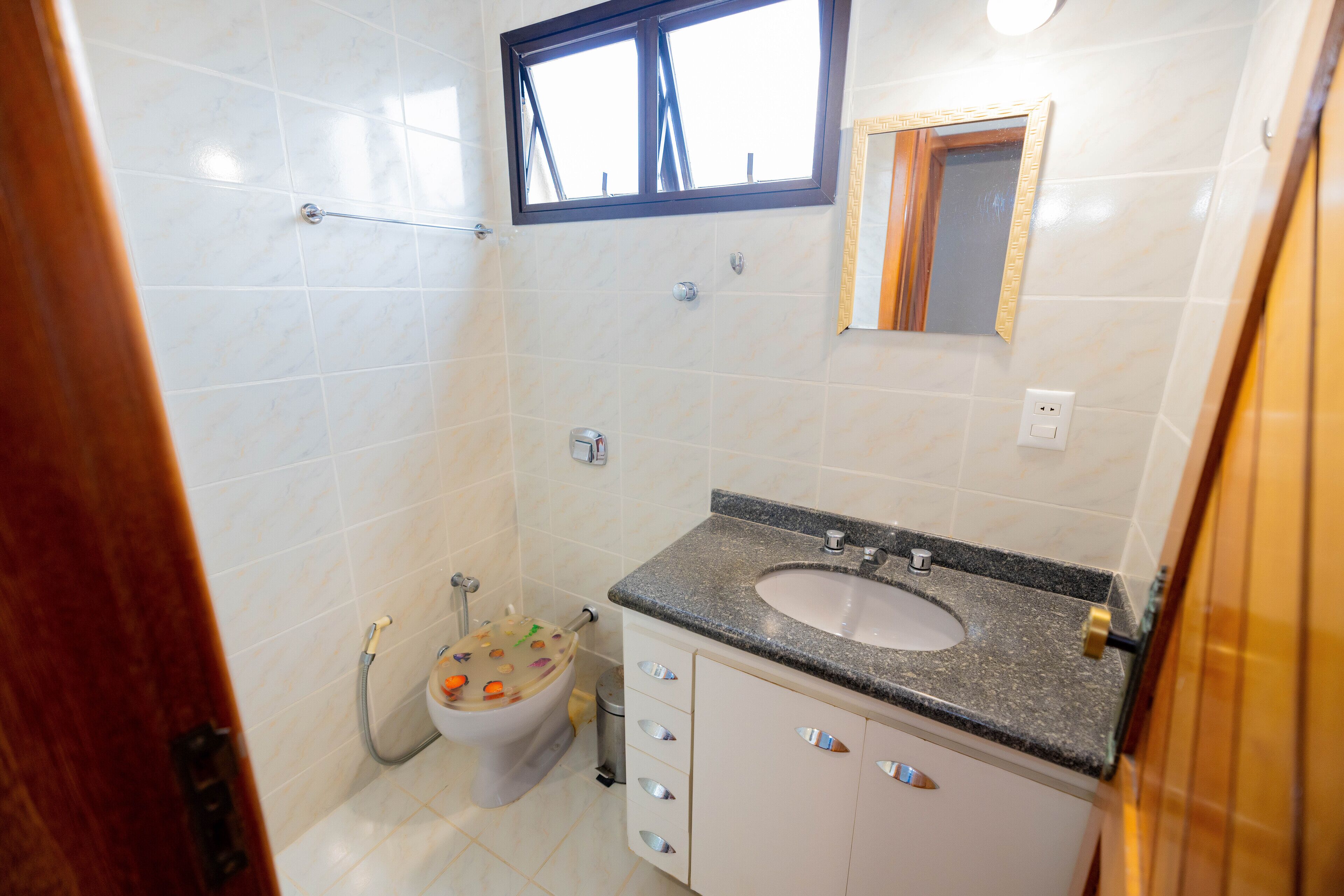 MARTHA SCHWANTZ Luxurious 4 bedroom air cooled and 2 garages 200m from the beach.