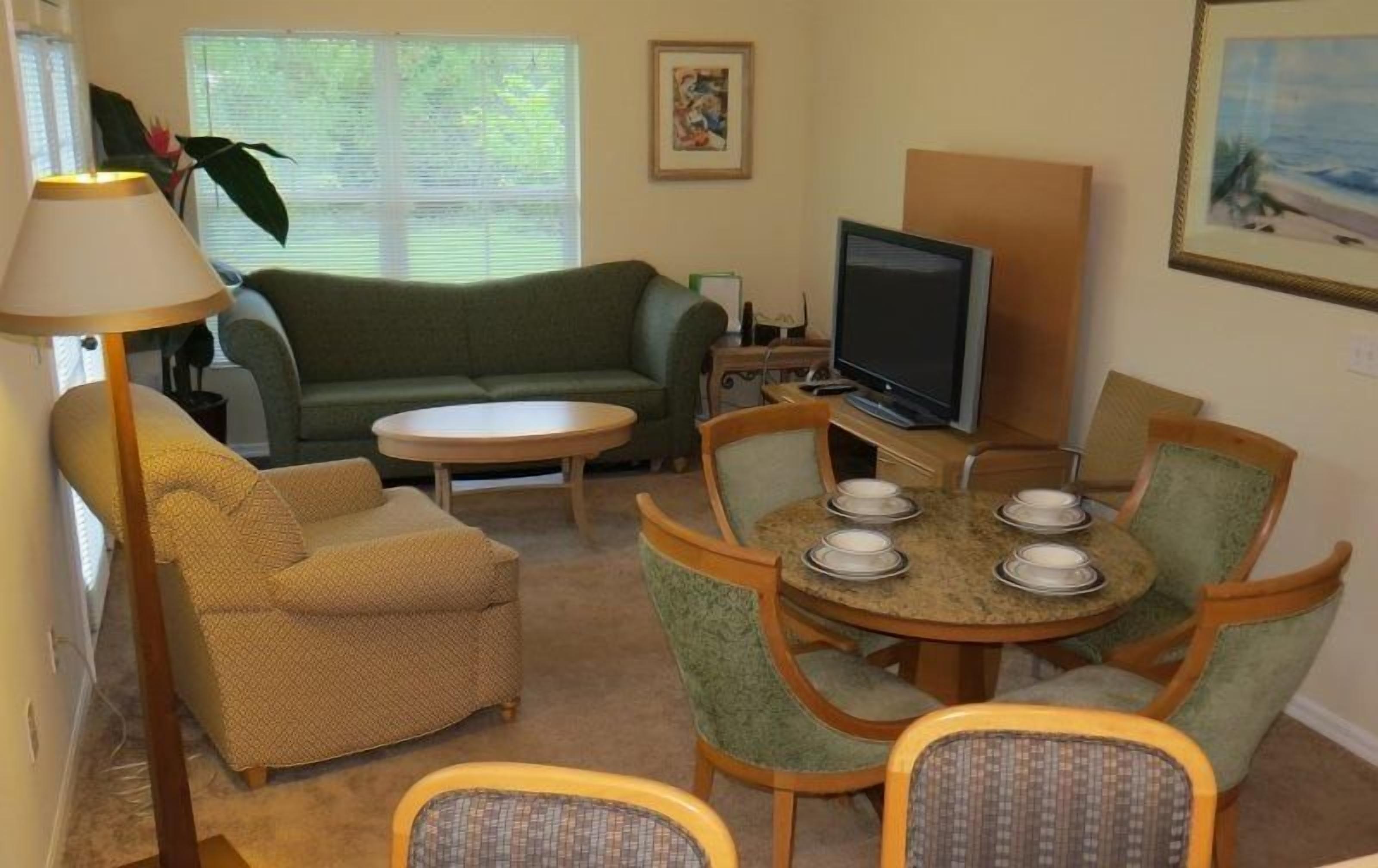 Open Living and dining room with flat screen, wifi and free long distance in north amercia