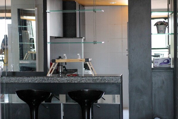 Geladeira, micro-ondas, fogão, cooktop