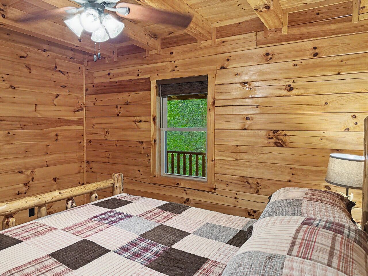 3 habitaciones, tabla de planchar con plancha y cuna de viaje 