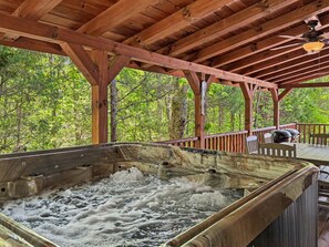 Outdoor dining - Cedar Ridge Lodge | Hot Tub + Fire + Trail Access (Farmville)