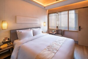 Phòng đôi Exclusive | Trang trí khác biệt, trang bị nội thất với thiết kế riêng biệt, bàn 