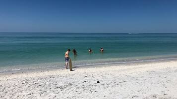 Ranta lähistöllä, aurinkotuoleja, rantapyyhkeitä