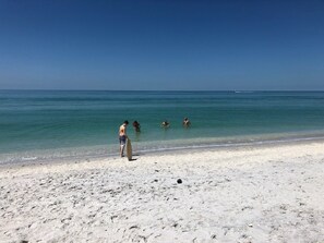 Ranta lähistöllä, aurinkotuoleja, rantapyyhkeitä