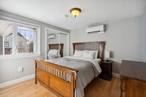 3 bedrooms, iron/ironing board, travel crib, free WiFi - The best place for the money!!! (Portland)