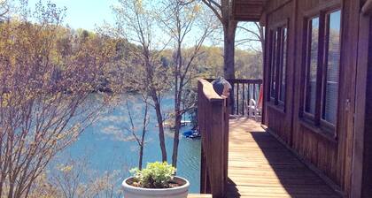 Affordable Waterfront Cottage --  Cabin 7 Cedar Key, No wake cove,  Great Views!