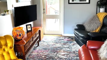 Flatskjerm-TV, bøker, musikkbibliotek og stereoanlegg