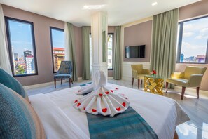 In-room safe, iron/ironing board, free WiFi, bed sheets - V Boutique Hotel-Deluxe Queen Room 1 (Phnom Penh)