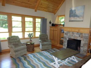 Fernseher, DVD-Player, Bücher, Stereoanlage