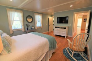 4 bedrooms, desk, iron/ironing board, travel cot