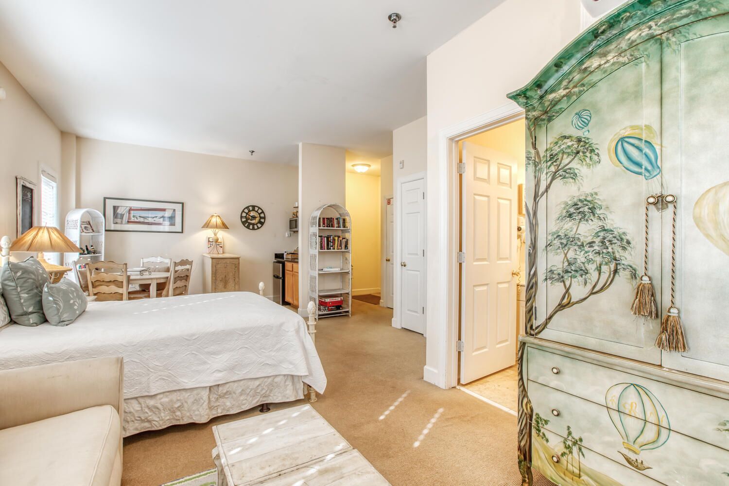 Best VALUE -- TWO Pools, Beach, WIFI, 'Andy of Mayberry'-like