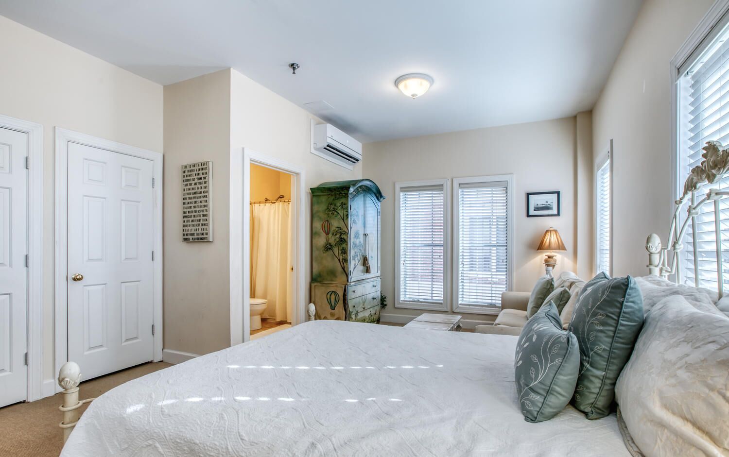 Best VALUE -- TWO Pools, Beach, WIFI, 'Andy of Mayberry'-like