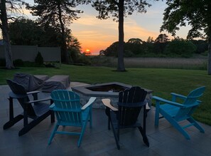 Terrace/patio - SUNSET BAY VILLA Backyard Sunsets, Kayaks, Bikes, HotTub, NatureTrails, Fire Pit (Yarmouth Port)