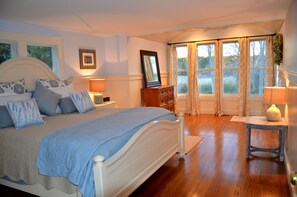 4 bedrooms, desk, iron/ironing board, free WiFi