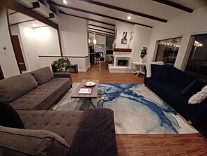 TV, peis, DVD-spiller og bordtennis