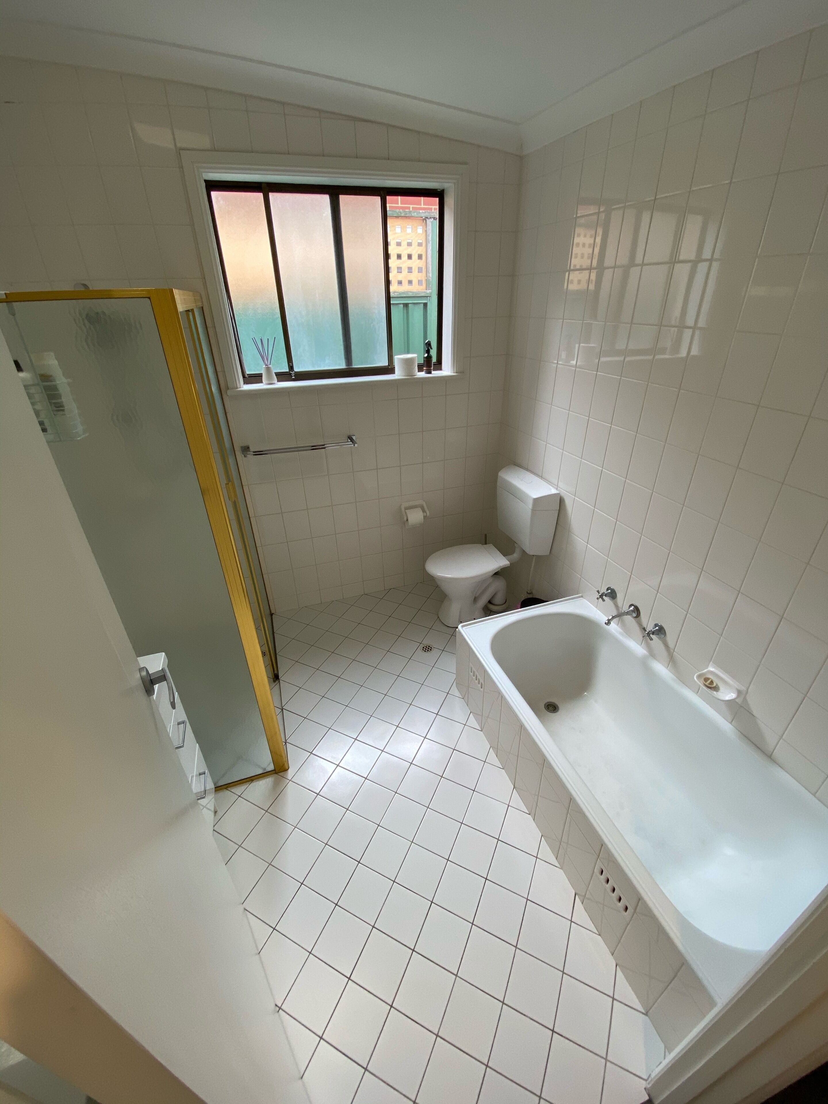 Gorgeous Grange Beach House Getaway - pets allowed — image 21