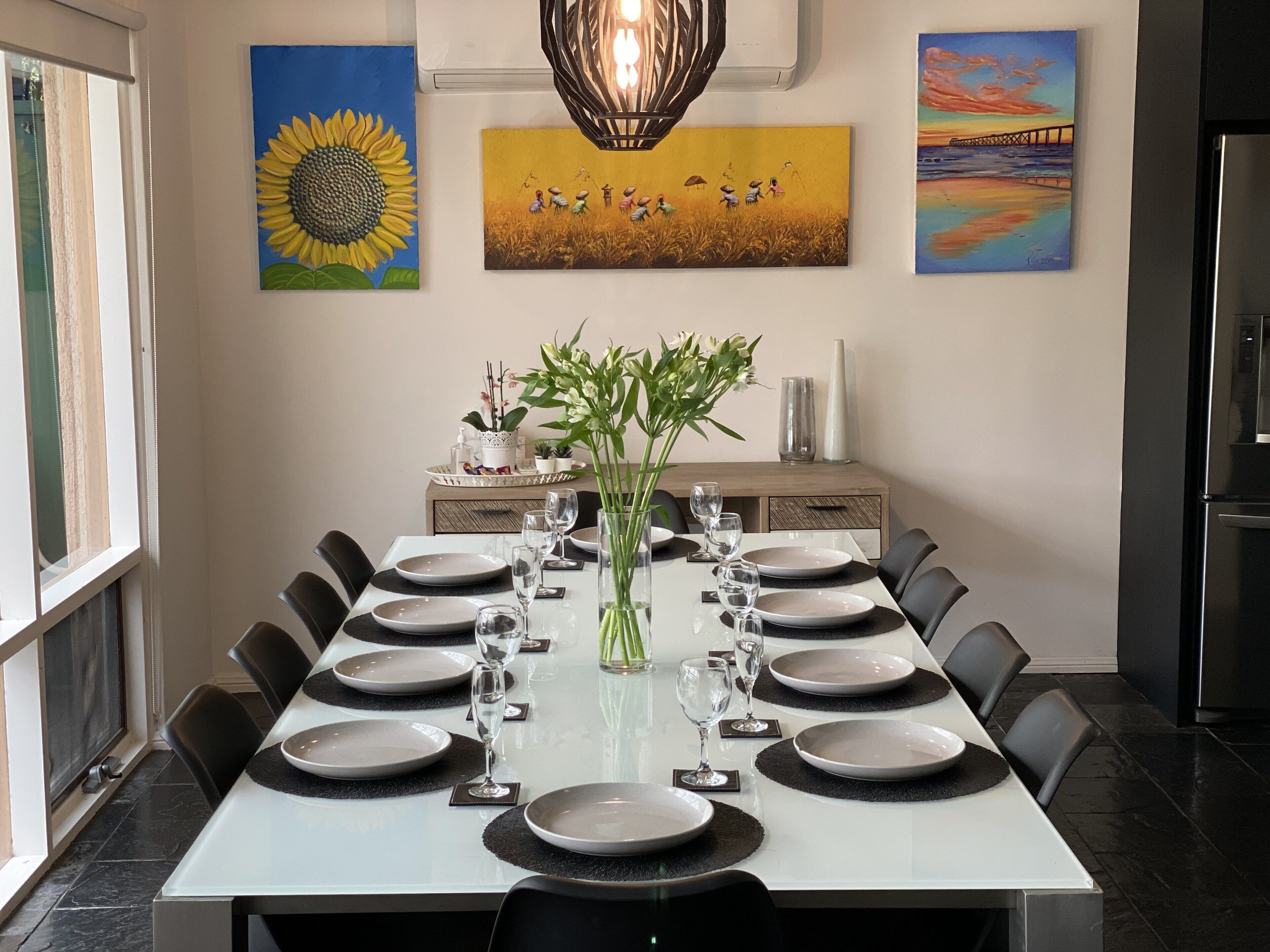 Gorgeous Grange Beach House Getaway - pets allowed — image 2