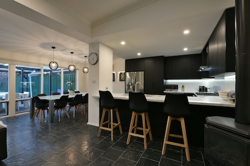 Gorgeous Grange Beach House Getaway - pets allowed