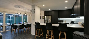 Gorgeous Grange Beach House Getaway - pets allowed