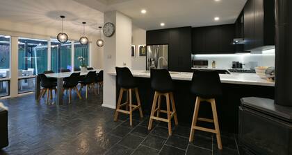 Gorgeous Grange Beach House Getaway - pets allowed