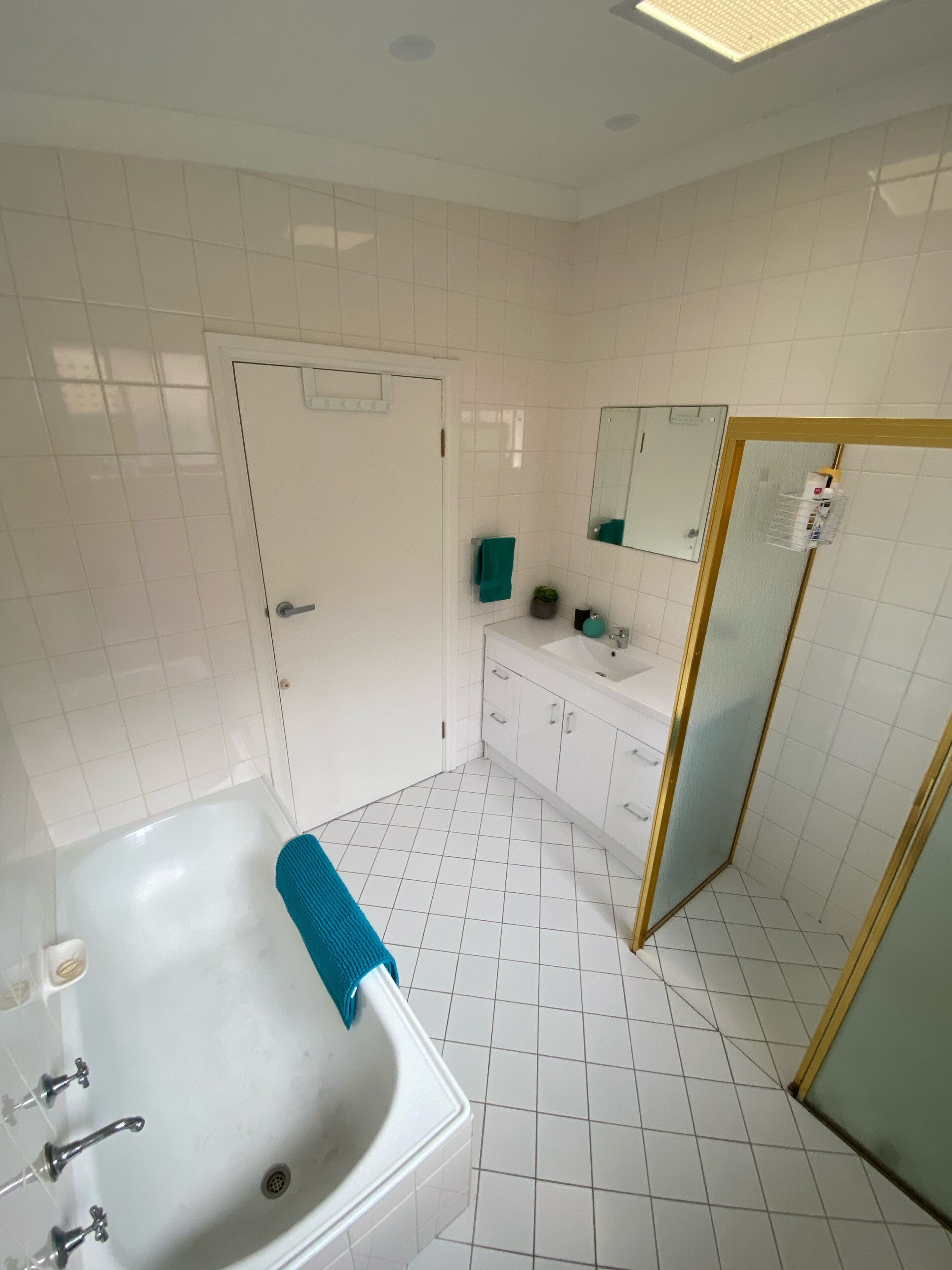 Gorgeous Grange Beach House Getaway - pets allowed — image 22