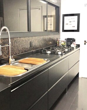 Mikrowelle, Geschirrspüler, Wasserkocher mit Kaffee-/Teezubehör